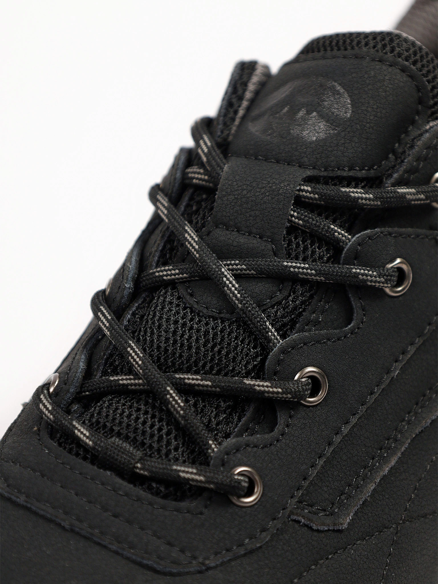 Кроссовки комбинированные черного цвета на рельефной подошве